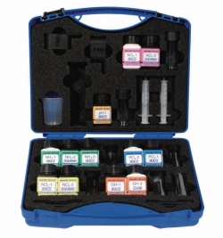 Picture of <I>VISOCOLOR</I><sup>&reg;</sup> reagent case and photometer