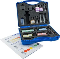 Picture of <I>VISOCOLOR</I><sup>&reg;</sup> reagent case and photometer